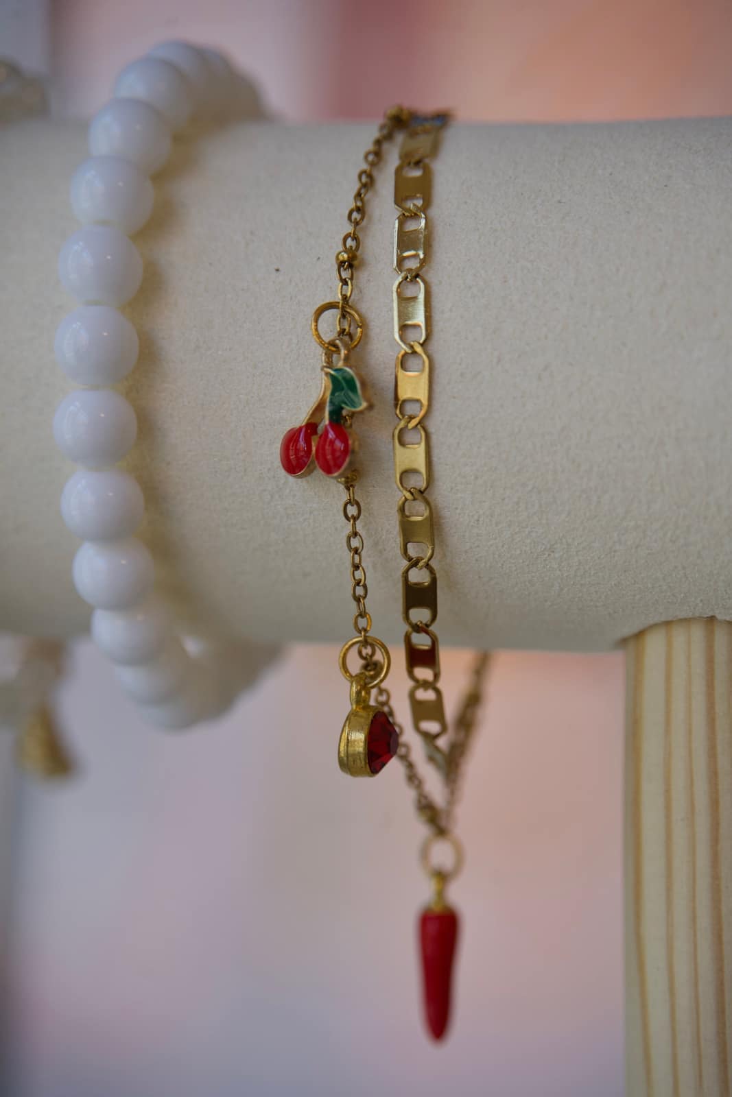 Armbänder mit Kirsch-Charm und feinen goldenen Gliederketten
