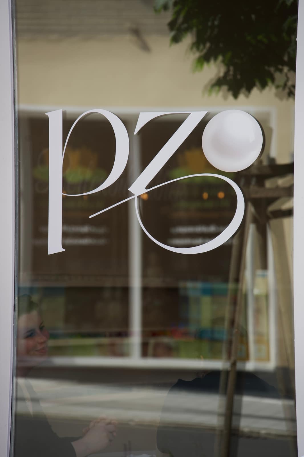 Schaufenster des Perlenzauber Studios mit pz-Logo in Aachen